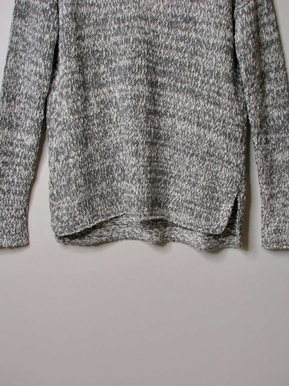 Aritzia Talula V-Neck Sweater Gray White Marled Pullover Loose Relax Fit Medium - Picture 4 of 14
